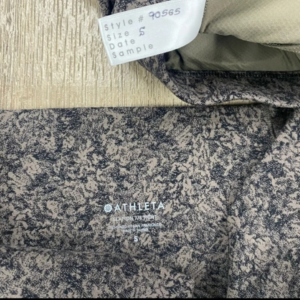 Athleta Taupe & Black Tights & Bra Set NWOT - Picture 3 of 3